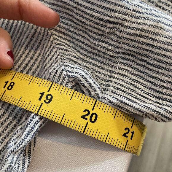 Tahari Women's Gray Pinstriped Linen Short Sleeve Button Up Shirt Size L Coastal - Picture 4 of 10